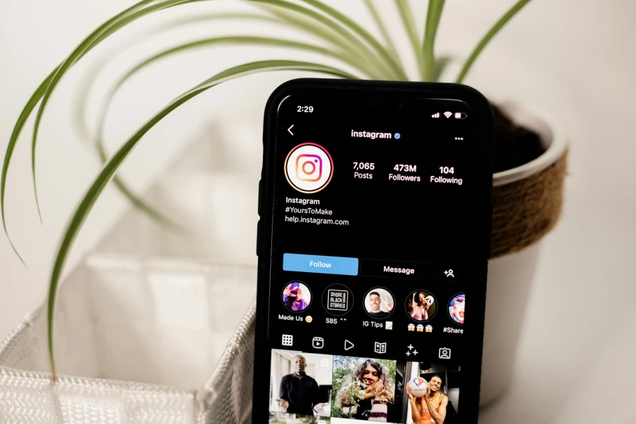 Téléphone affichant un profil Instagram