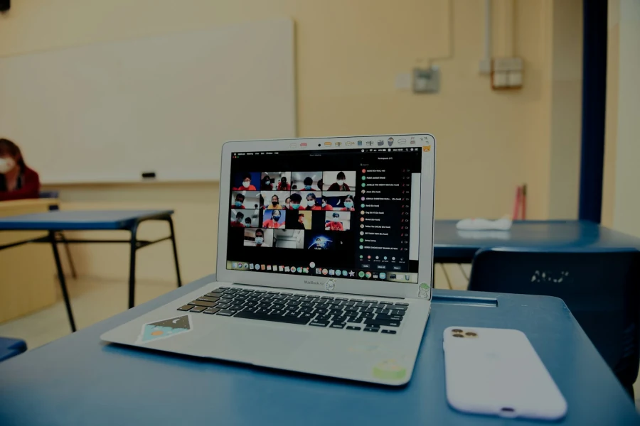 Laptop com uma sala de aula virtual